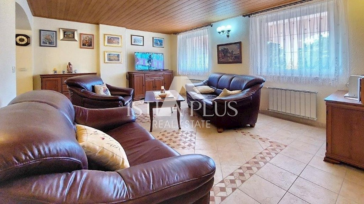 Parenzo - dintorni, casa con 2 appartamenti, piscina e vista mare