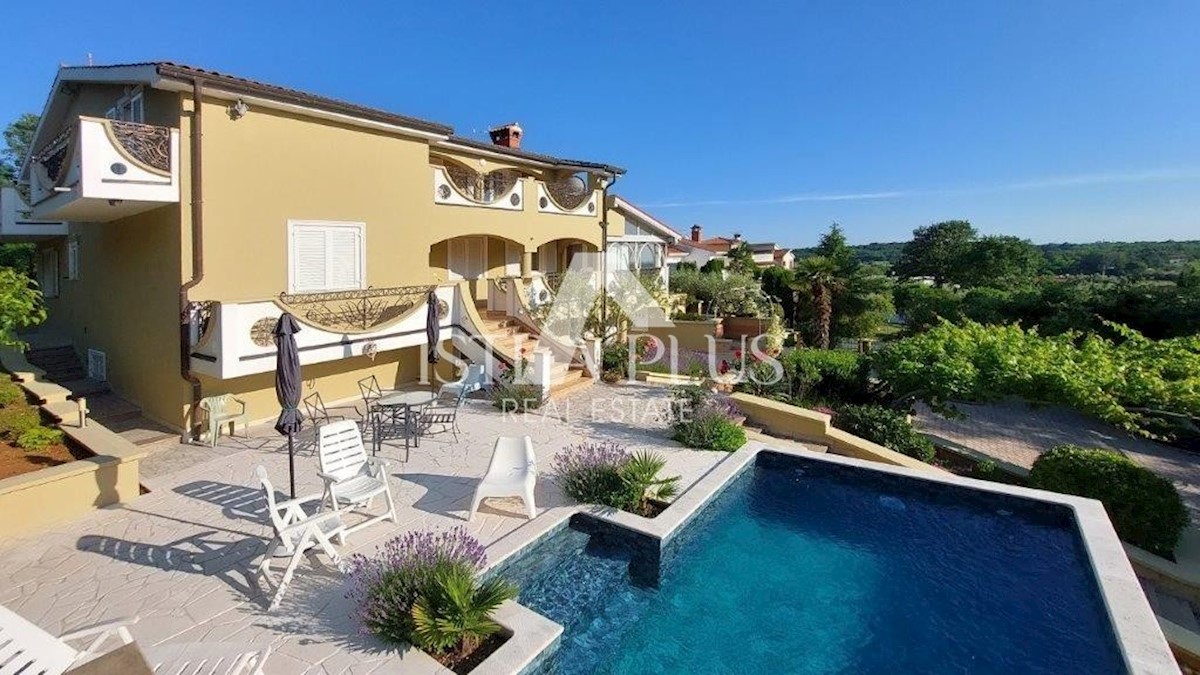 Parenzo - dintorni, casa con 2 appartamenti, piscina e vista mare