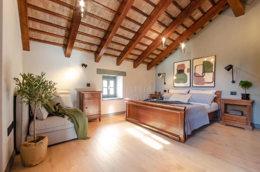 Rovigno, dintorni, villa in pietra con piscina