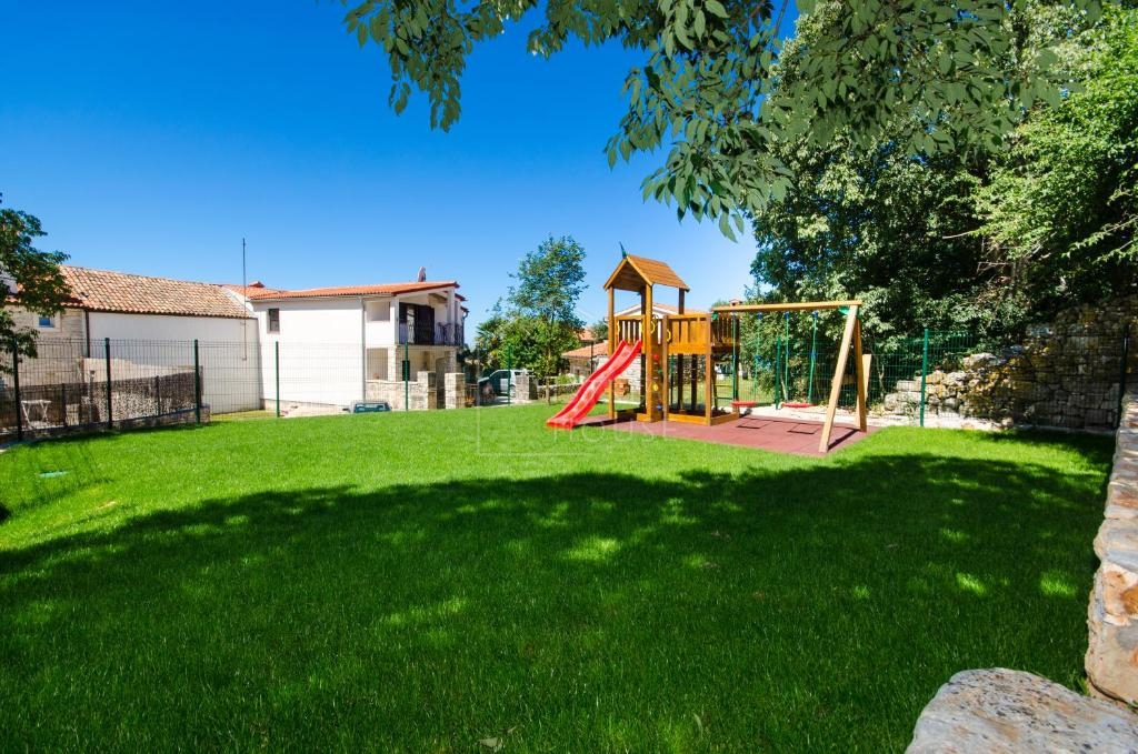 Rovigno, dintorni, villa in pietra con piscina