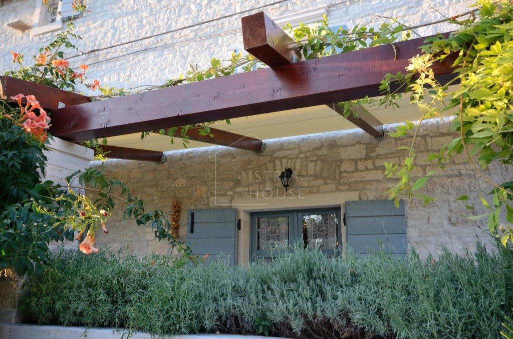 Rovigno, dintorni, villa in pietra con piscina