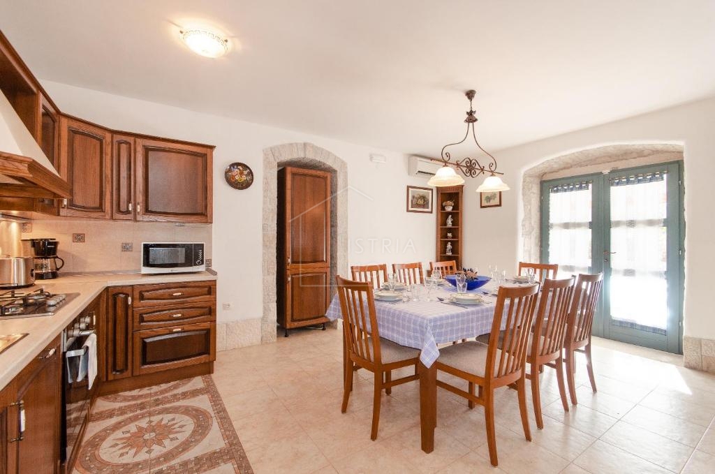 Rovigno, dintorni, villa in pietra con piscina