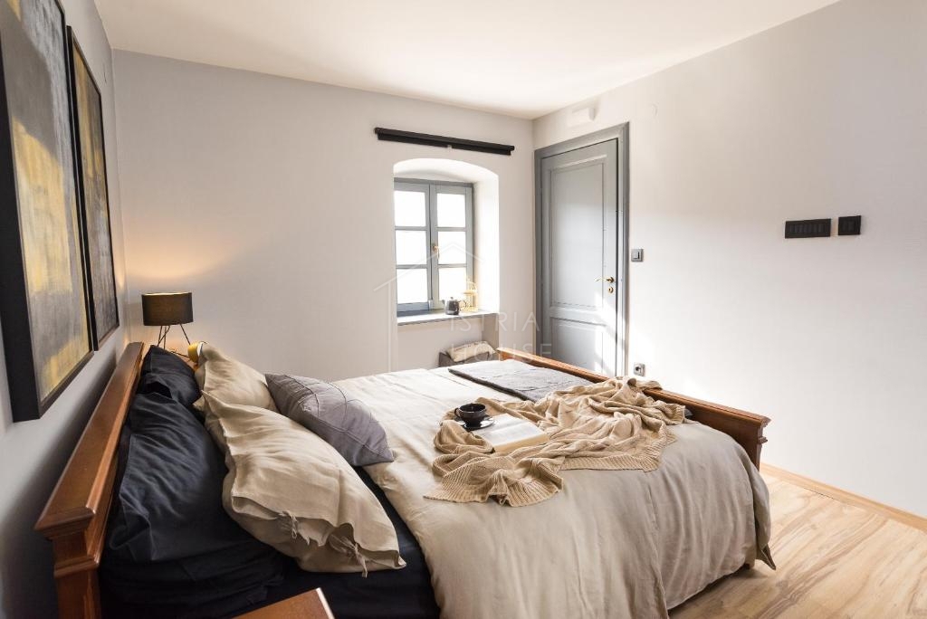 Rovigno, dintorni, villa in pietra con piscina