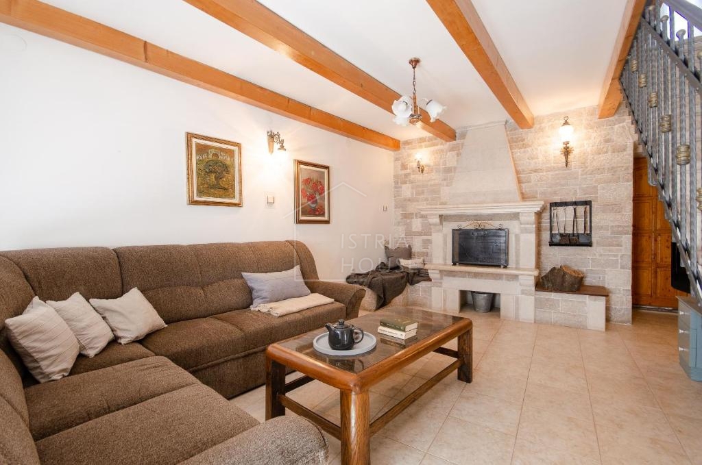 Rovigno, dintorni, villa in pietra con piscina