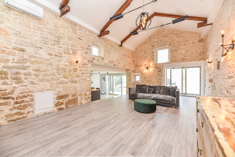 Svetvinčenat, dintorni, casa antica modernamente ristrutturata con piscina