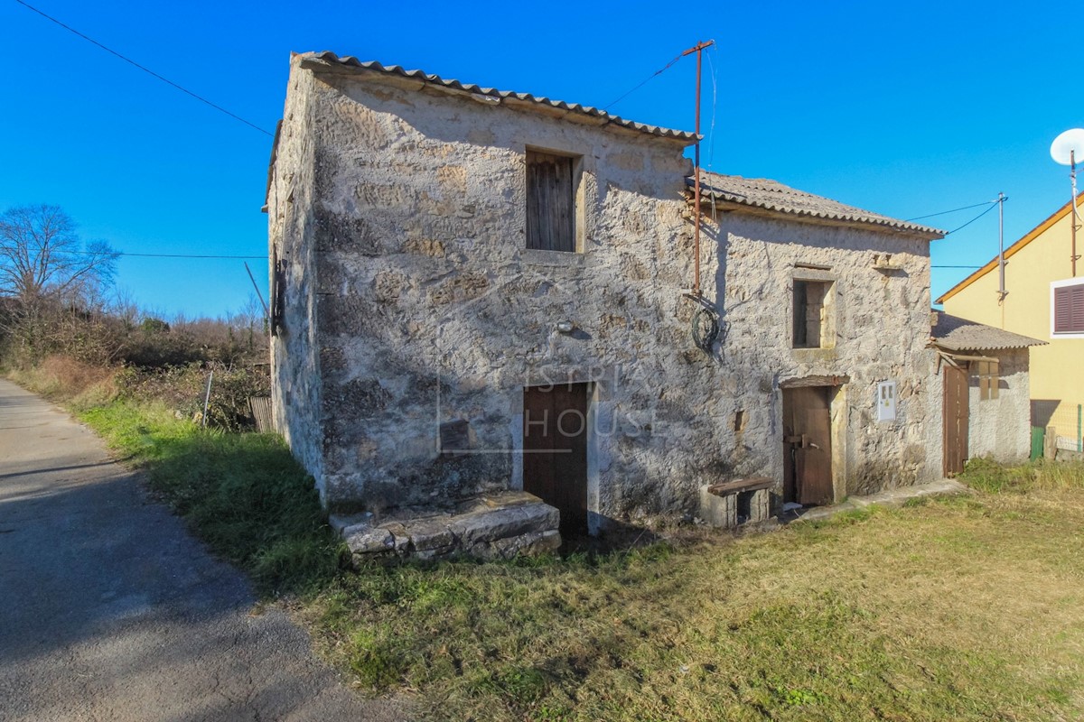 Montona, dintorni, casa in pietra con ampio cortile