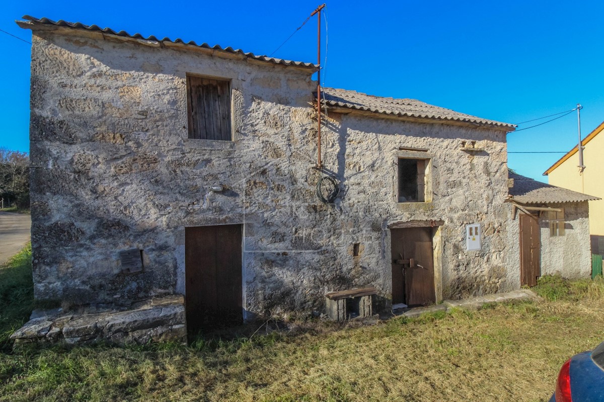 Montona, dintorni, casa in pietra con ampio cortile