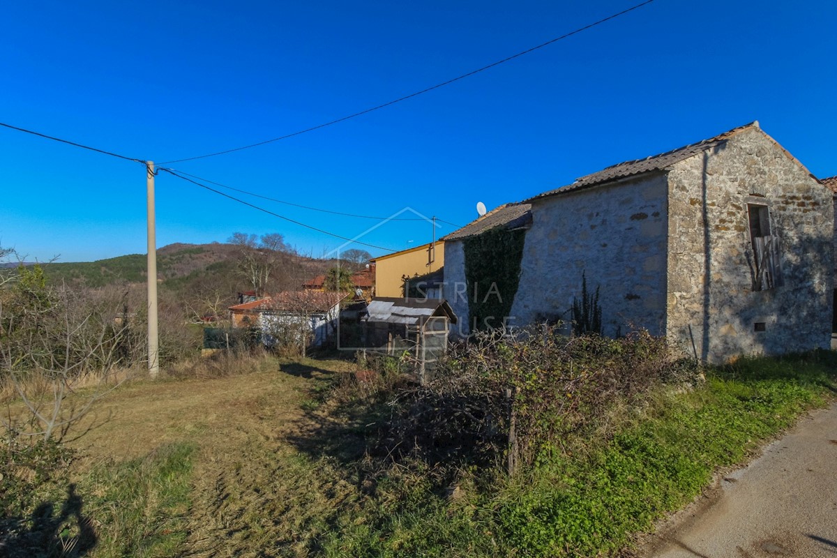 Montona, dintorni, casa in pietra con ampio cortile