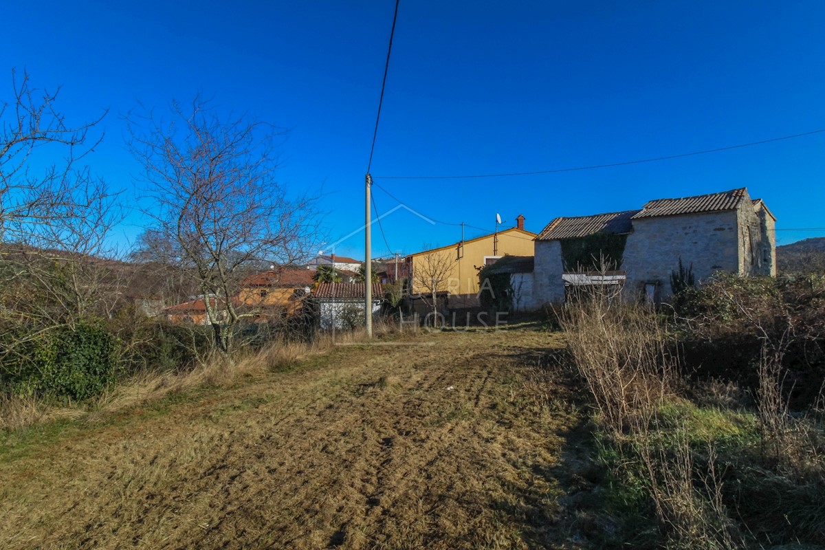 Montona, dintorni, casa in pietra con ampio cortile