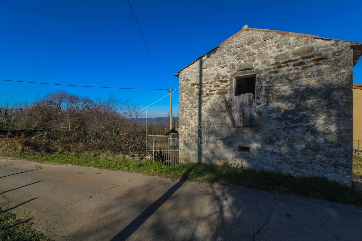 Montona, dintorni, casa in pietra con ampio cortile