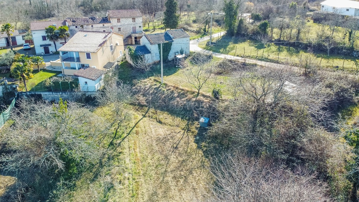 Montona, dintorni, casa in pietra con ampio cortile