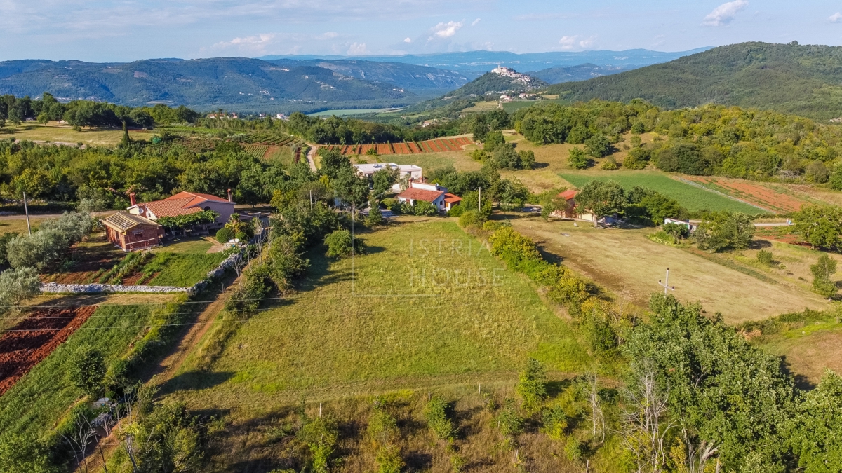 Montona, dintorni, terreno edificabile con vista su Montona