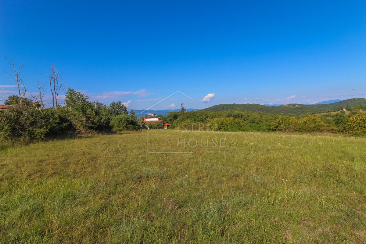 Montona, dintorni, terreno edificabile con vista su Montona