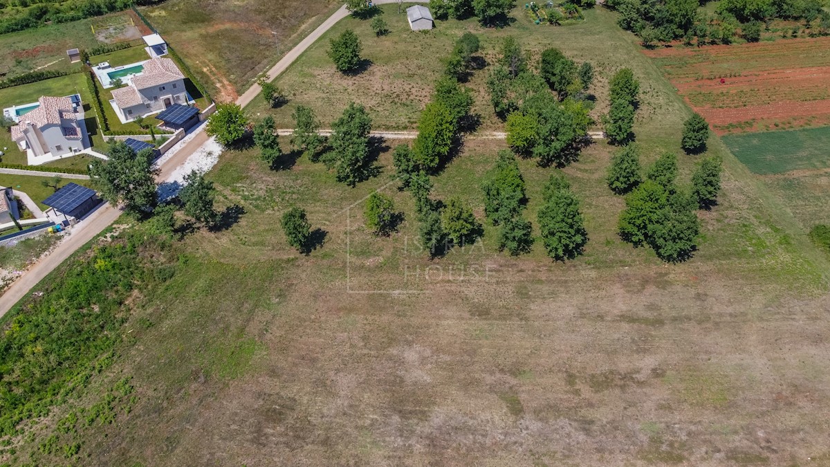 Poreč, dintorni, terreno ai margini della zona edificabile