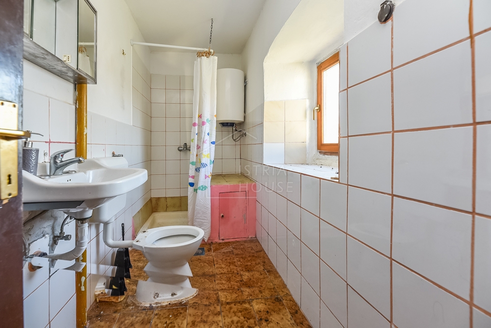 Bale, dintorni, casa da ristrutturare con vista mare
