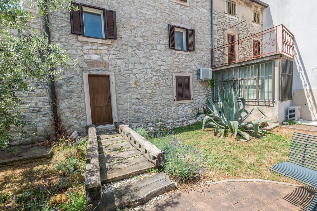 NOVIGRAD, dintorni - casa in pietra con vista mare