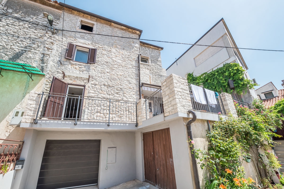 NOVIGRAD, dintorni - casa in pietra con vista mare