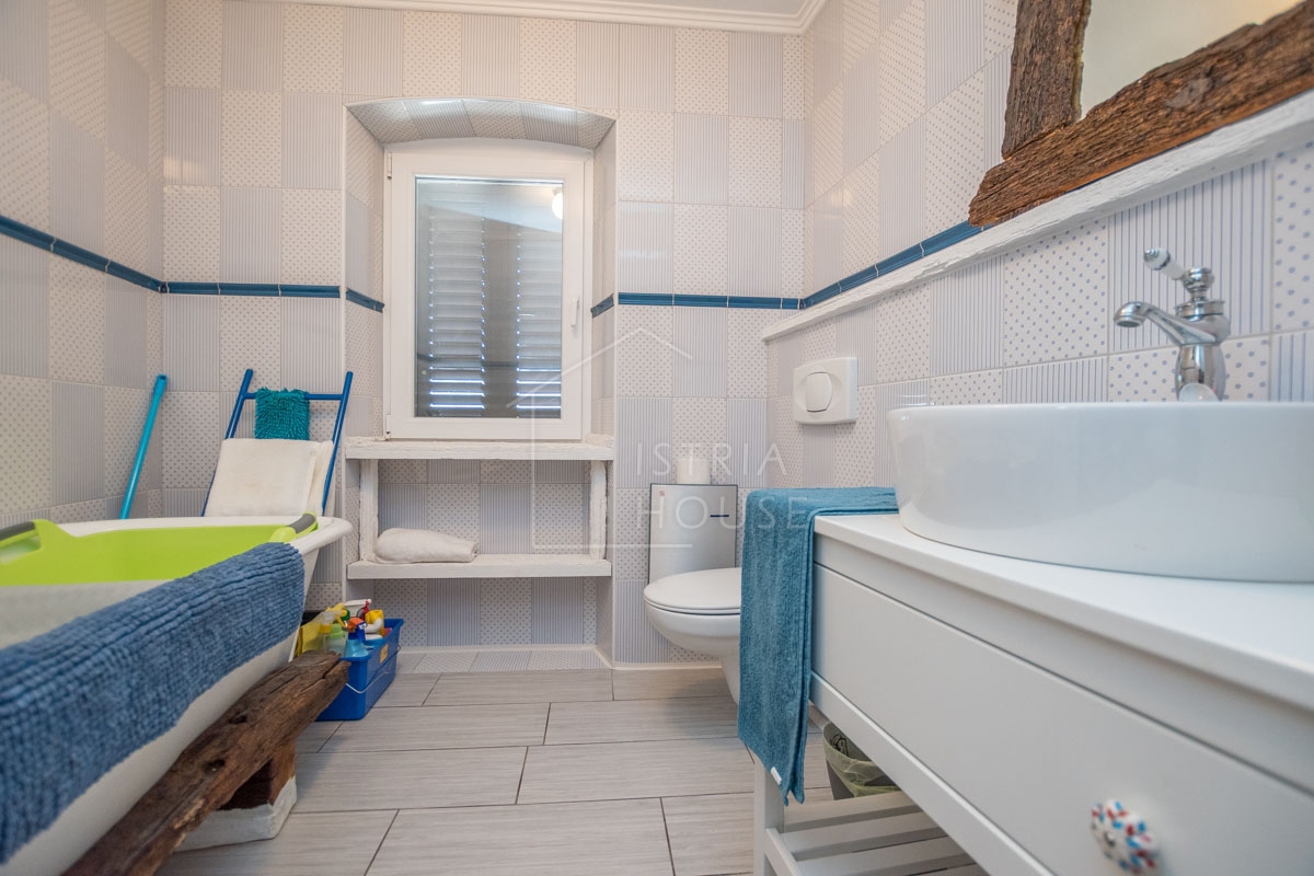 NOVIGRAD, dintorni - casa in pietra con vista mare