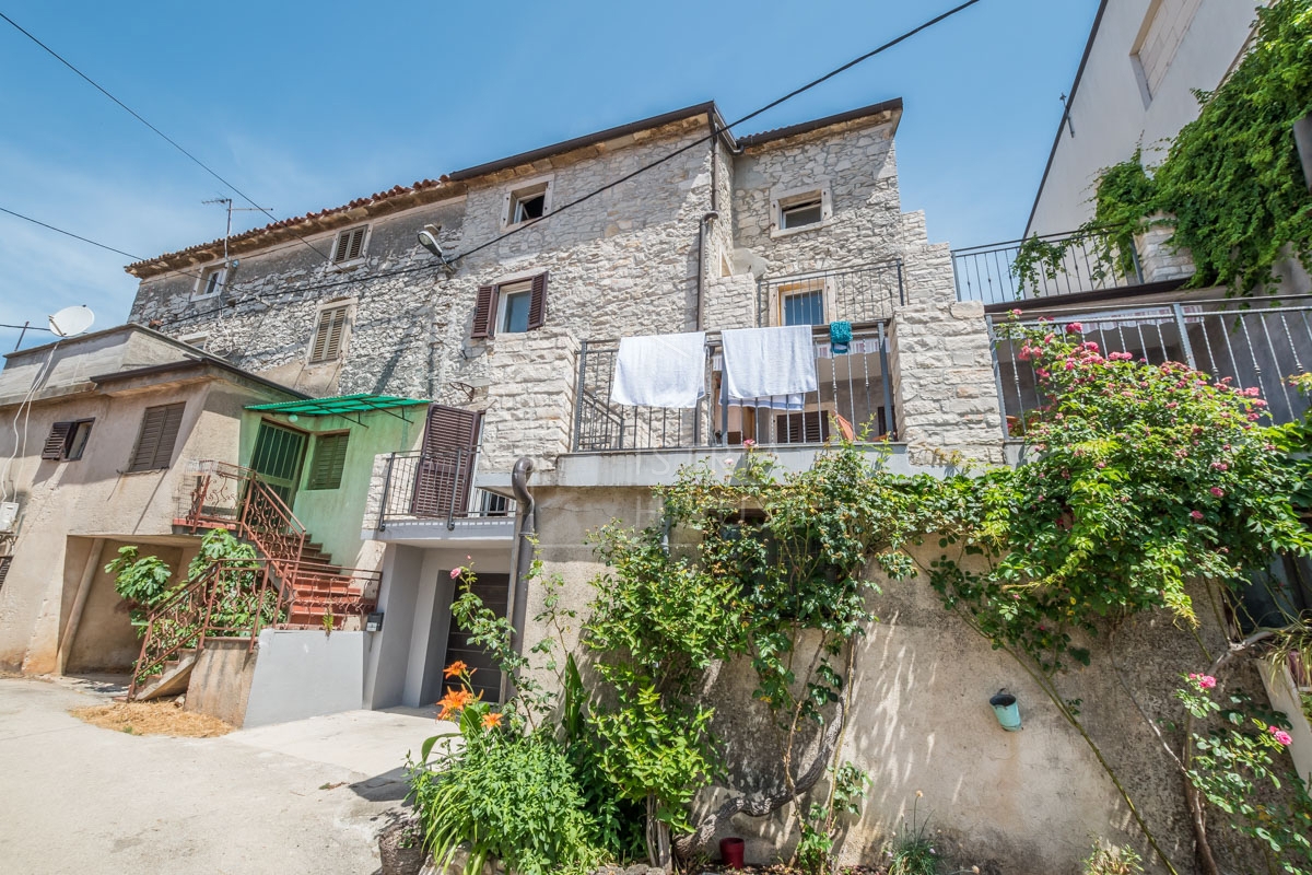 NOVIGRAD, dintorni - casa in pietra con vista mare