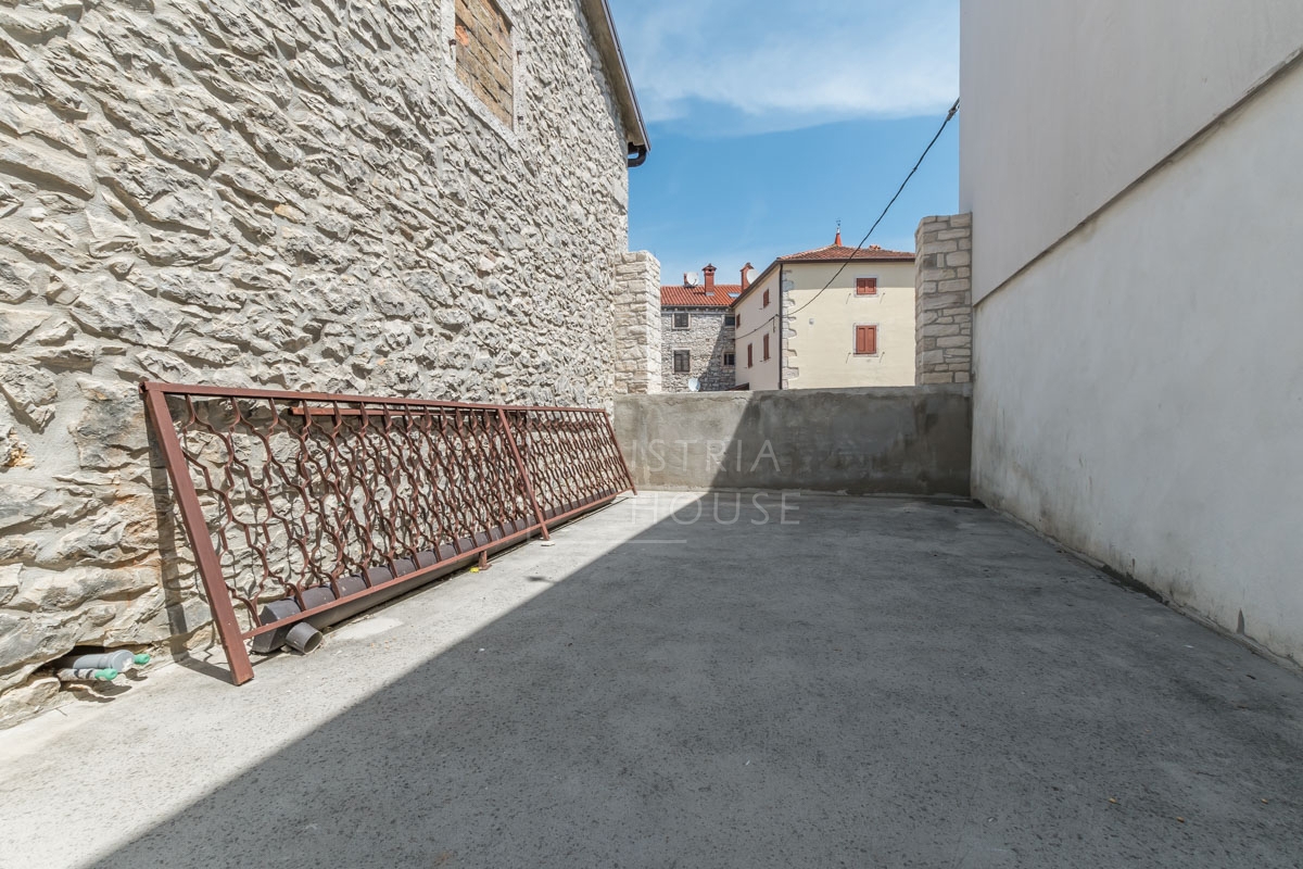 NOVIGRAD, dintorni - casa in pietra con vista mare