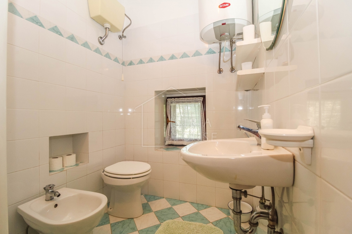 Esclusiva casa in pietra con piscina e un bellissimo giardino paesaggistico