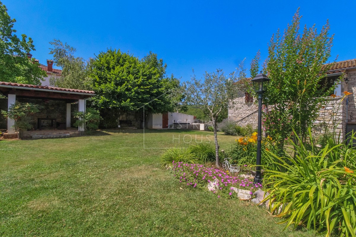 Esclusiva casa in pietra con piscina e un bellissimo giardino paesaggistico