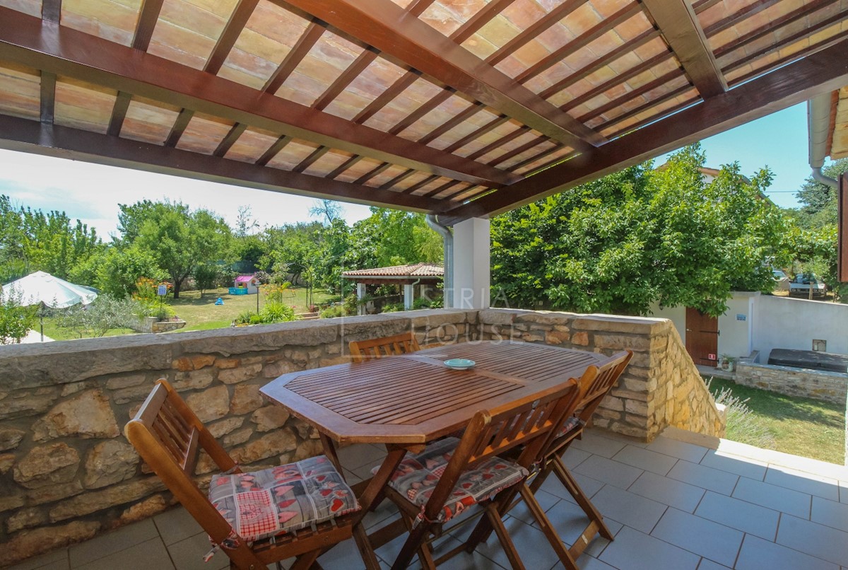 Esclusiva casa in pietra con piscina e un bellissimo giardino paesaggistico