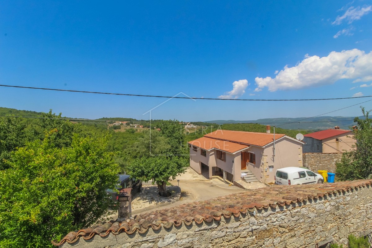 Esclusiva casa in pietra con piscina e un bellissimo giardino paesaggistico