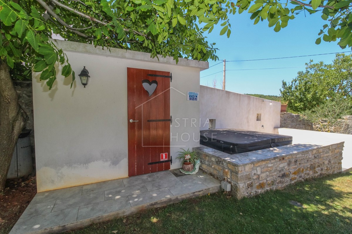 Esclusiva casa in pietra con piscina e un bellissimo giardino paesaggistico