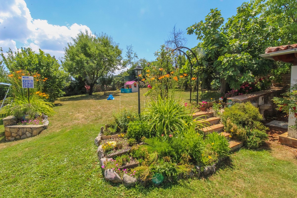 Esclusiva casa in pietra con piscina e un bellissimo giardino paesaggistico