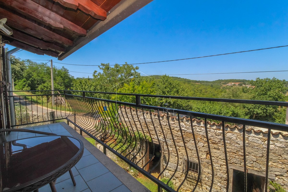 Esclusiva casa in pietra con piscina e un bellissimo giardino paesaggistico