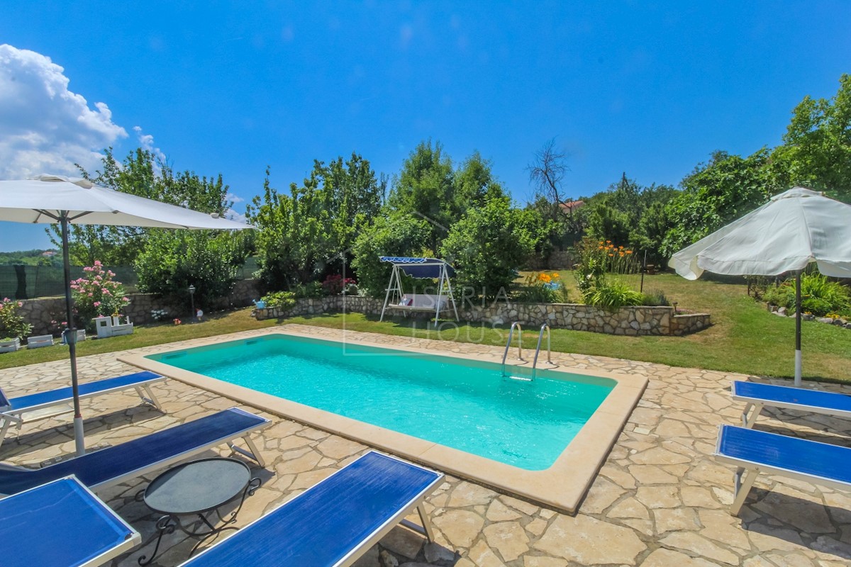 Esclusiva casa in pietra con piscina e un bellissimo giardino paesaggistico