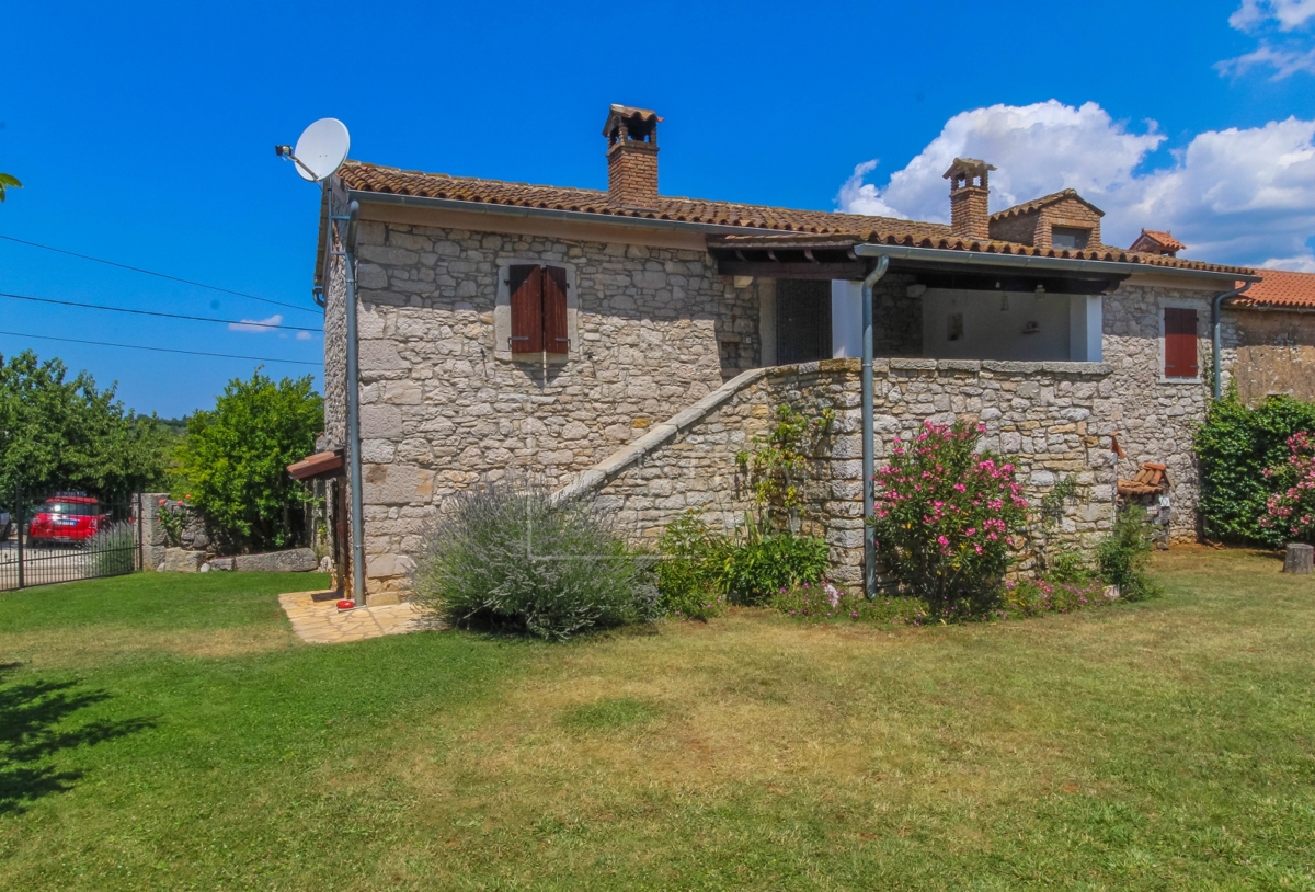 Esclusiva casa in pietra con piscina e un bellissimo giardino paesaggistico