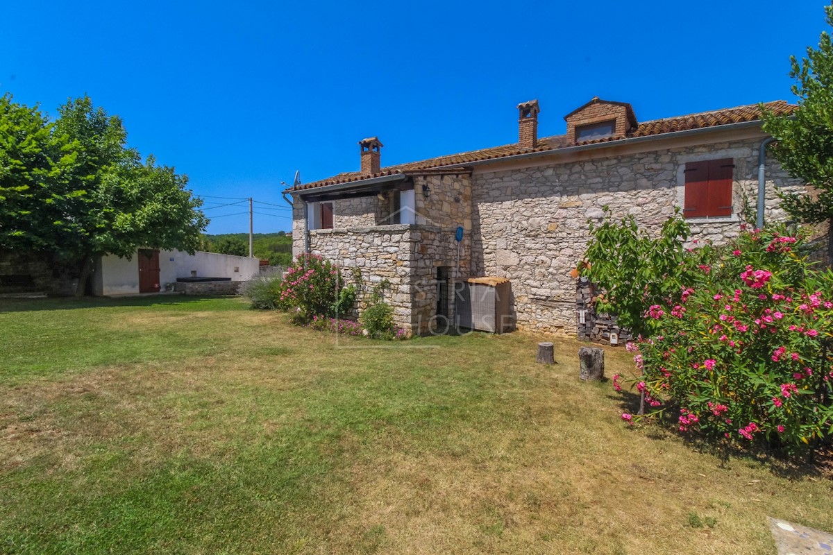 Esclusiva casa in pietra con piscina e un bellissimo giardino paesaggistico