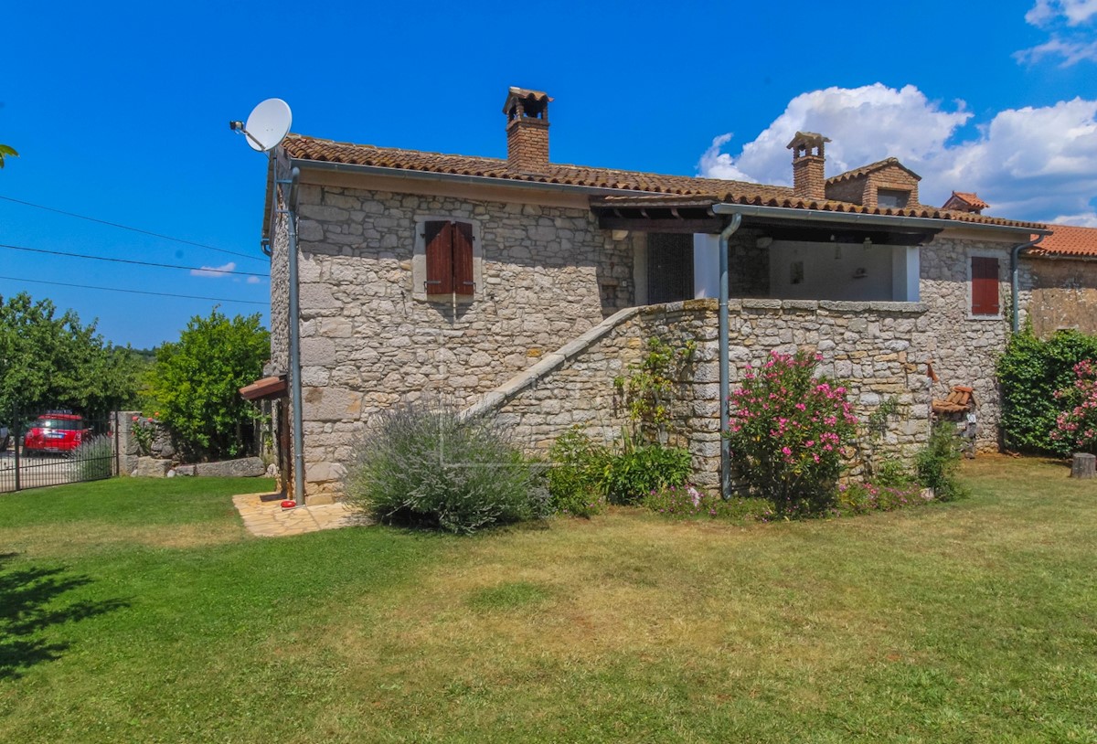 Esclusiva casa in pietra con piscina e un bellissimo giardino paesaggistico