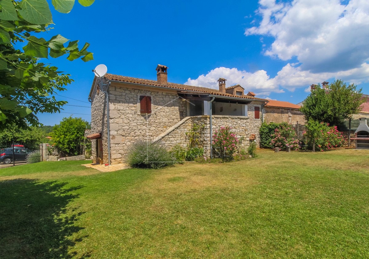 Esclusiva casa in pietra con piscina e un bellissimo giardino paesaggistico