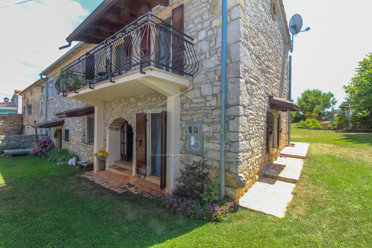 Esclusiva casa in pietra con piscina e un bellissimo giardino paesaggistico