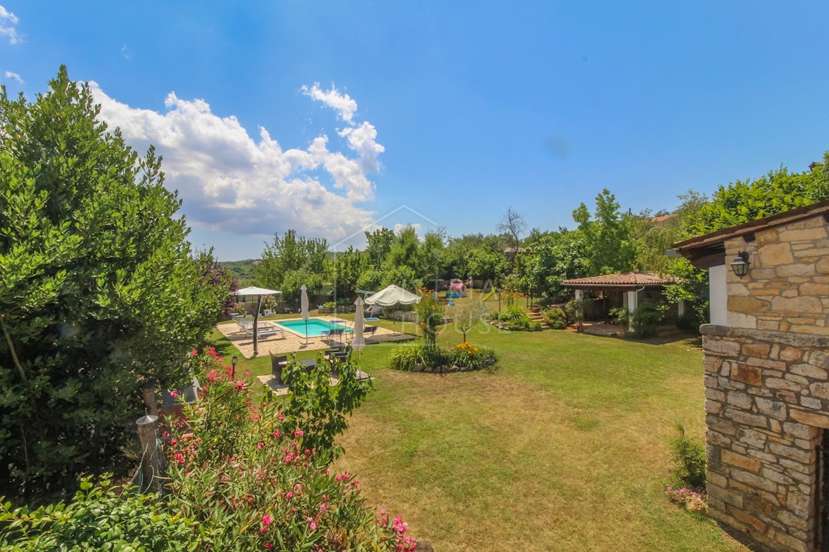 Esclusiva casa in pietra con piscina e un bellissimo giardino paesaggistico