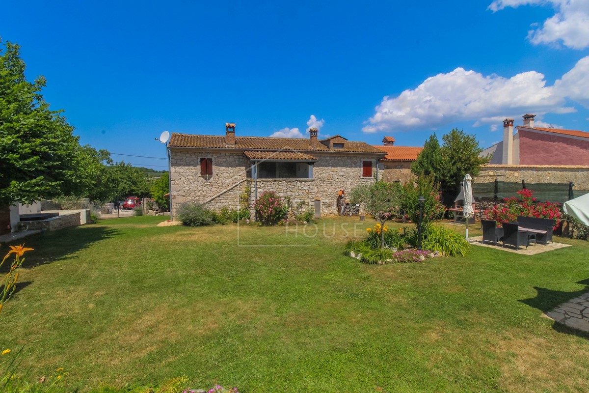 Esclusiva casa in pietra con piscina e un bellissimo giardino paesaggistico