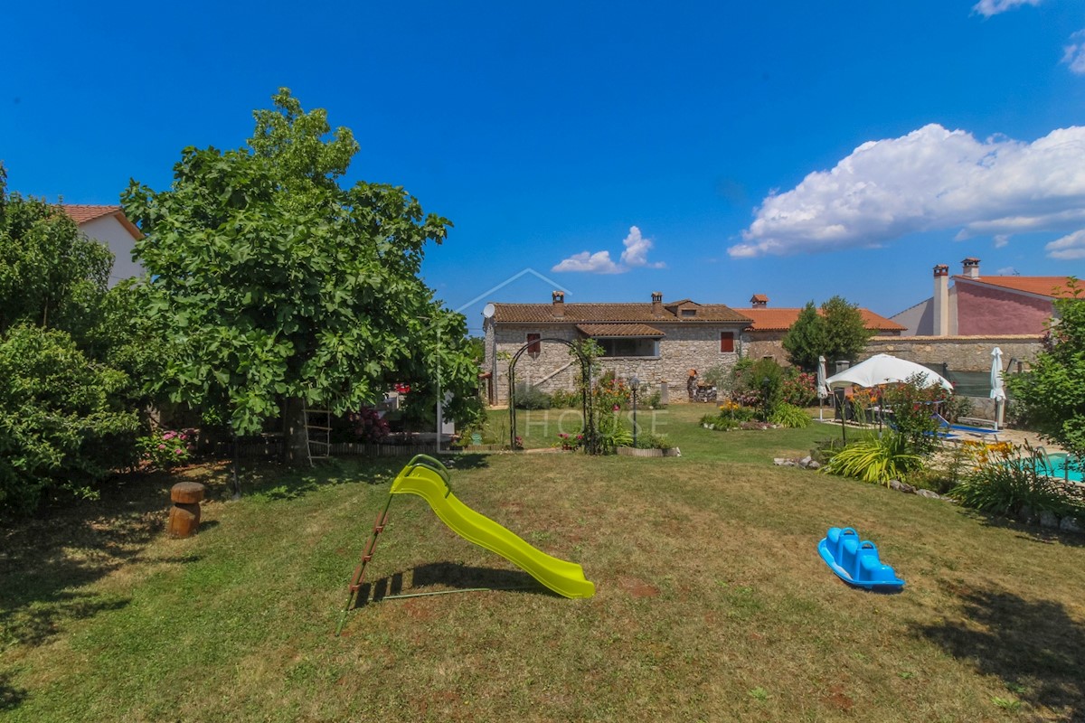 Esclusiva casa in pietra con piscina e un bellissimo giardino paesaggistico