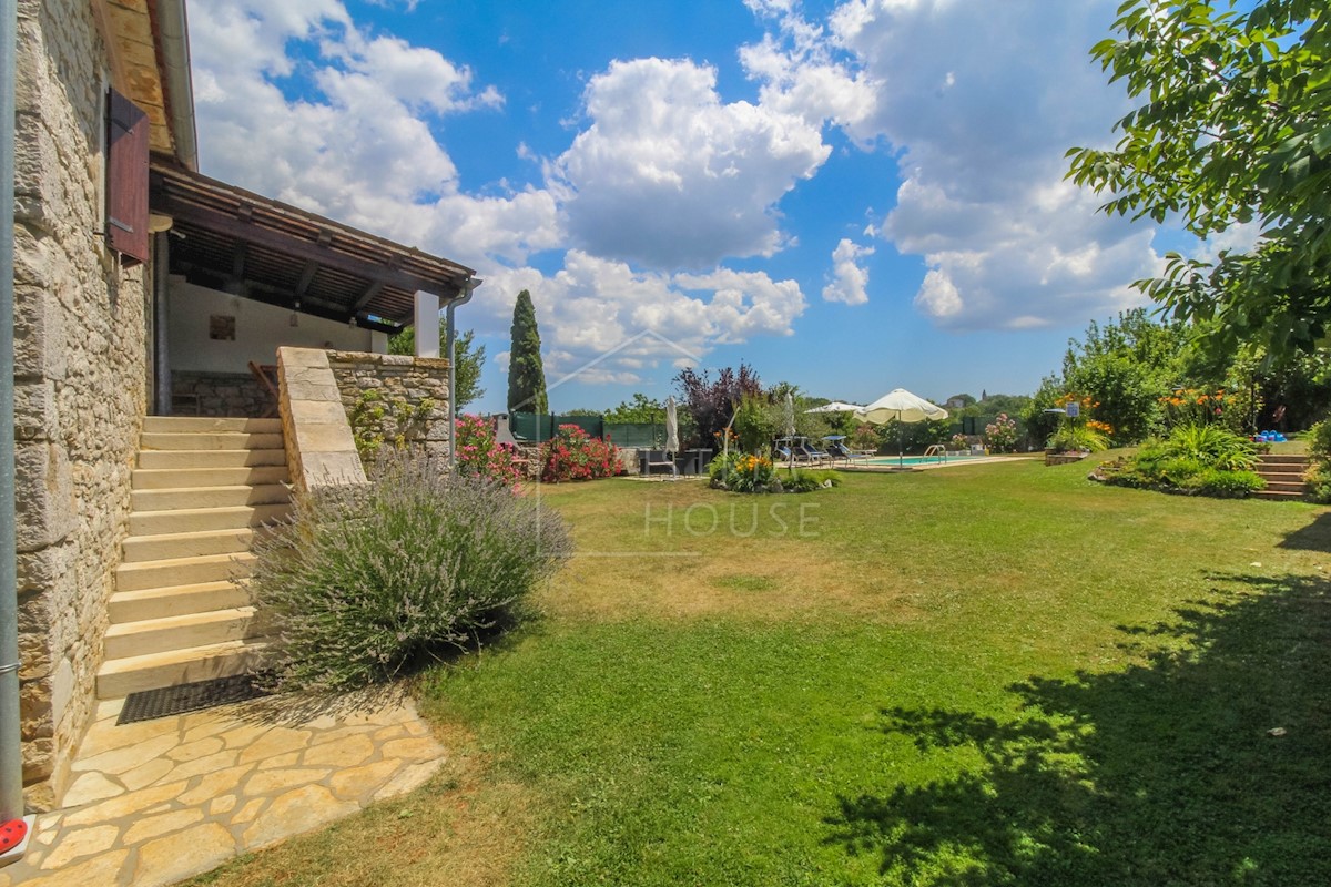 Esclusiva casa in pietra con piscina e un bellissimo giardino paesaggistico