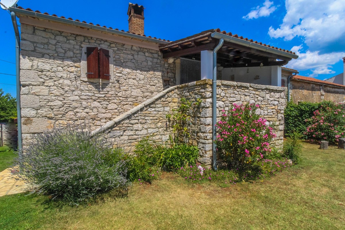 Esclusiva casa in pietra con piscina e un bellissimo giardino paesaggistico