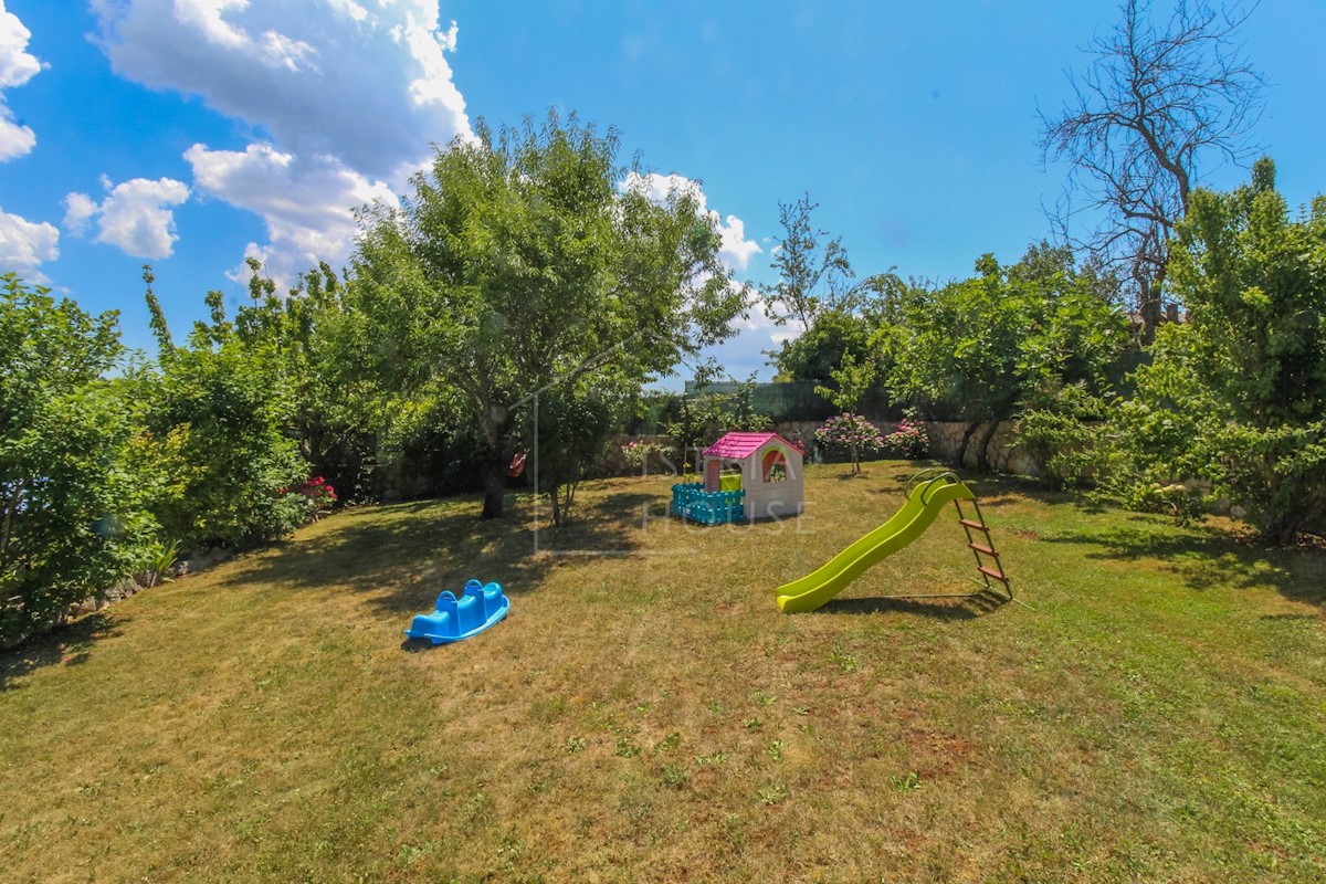 Esclusiva casa in pietra con piscina e un bellissimo giardino paesaggistico