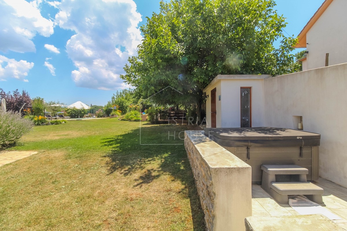 Esclusiva casa in pietra con piscina e un bellissimo giardino paesaggistico