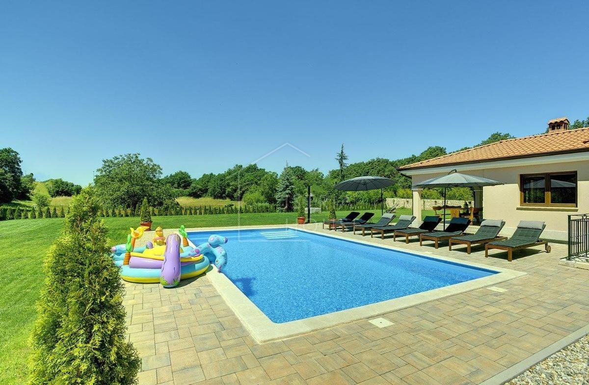 Rovinj, surroundings, villa with a large garden