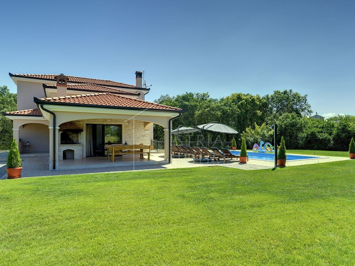 Rovinj, surroundings, villa with a large garden