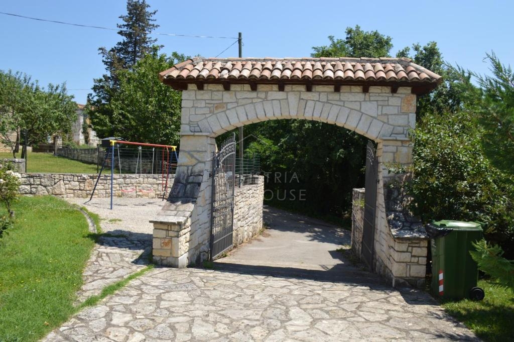 Rovigno, dintorni, casa in pietra ristrutturata con piscina