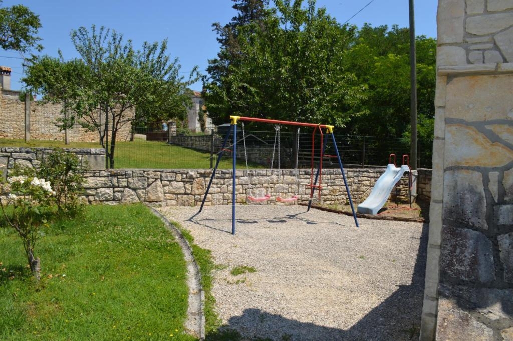 Rovigno, dintorni, casa in pietra ristrutturata con piscina