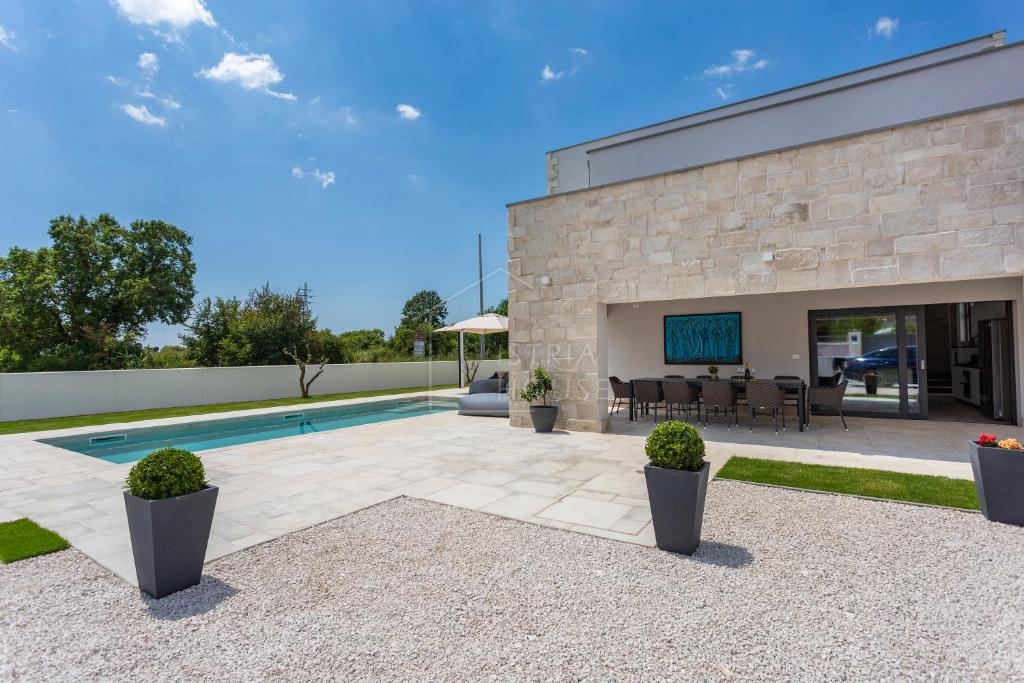 Svetvinčenat, moderna casa in pietra con piscina