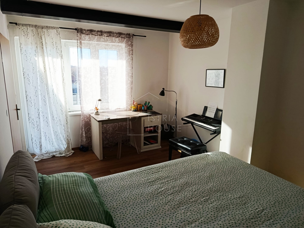 Svetvinčenat, dintorni, casa bifamiliare con cortile